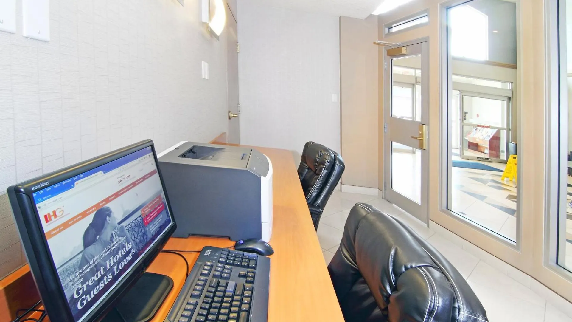 Holiday Inn Express Calgary South By Ihg 3*,